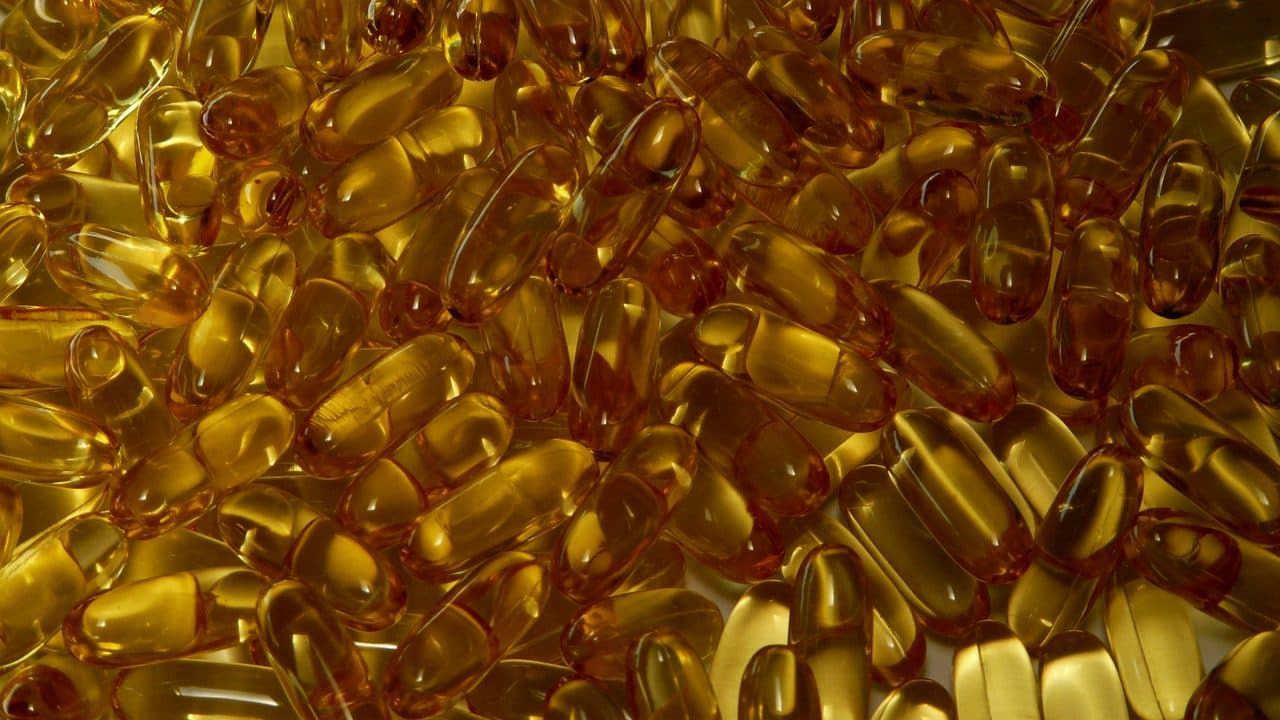 Gros plan sur des gélules d’huile de poisson dorées